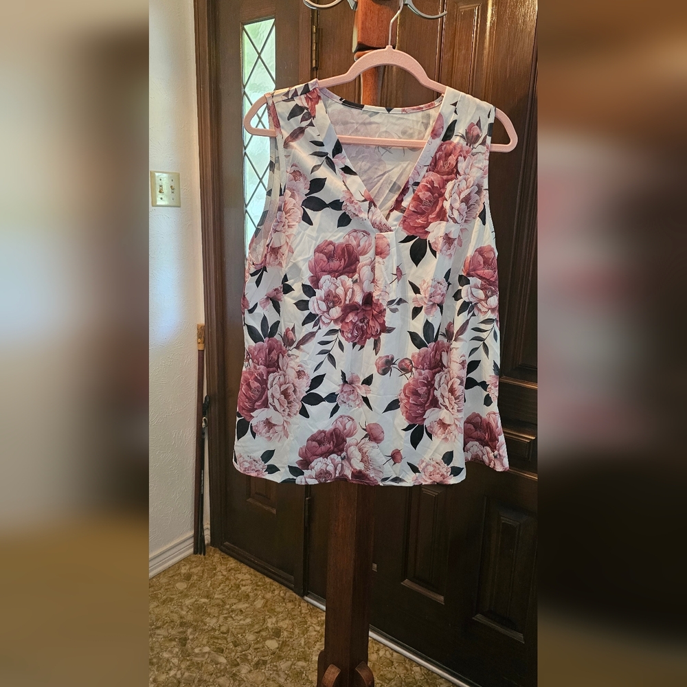 Floral V-Neck Sleeveless Camisole - White with Rose Print